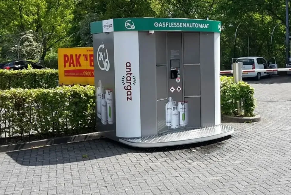 Fully wrapped Antargaz-branded Vendanor Propane Vending Machine labelled Gasflessenautomaat in a car park.