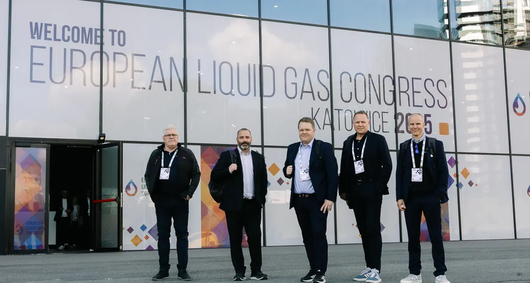 Vendanor team standing outside the entrance of the European Liquid Gas Congress.