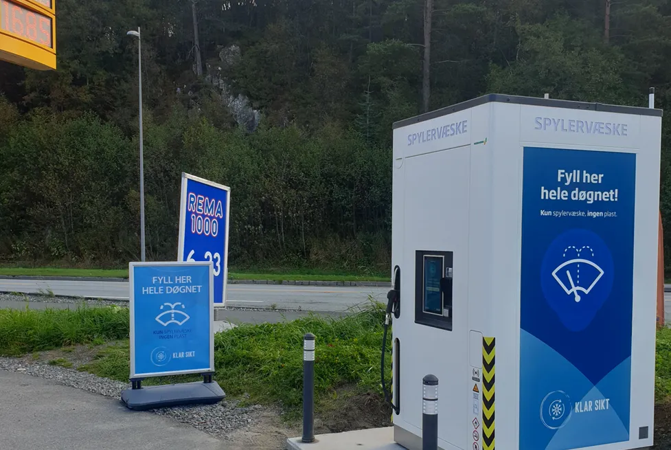 Vendanor Washer Fluid Dispenser with Klar Sikt branding at a fuel station forecourt.